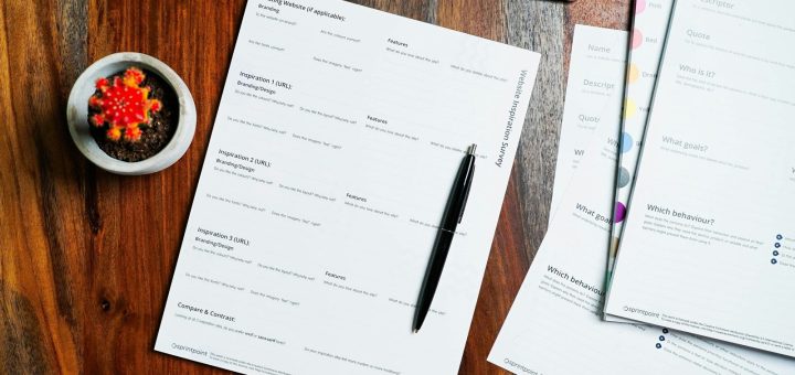 Documentazione aziendale ordinata su una scrivania da lavoro