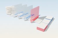Illustrazione 3D: fogli in disordine attraversano quattro lastre di vetro e escono in pile ordinate; l’ultima lastra, rossa, rappresenta la revisione umana.